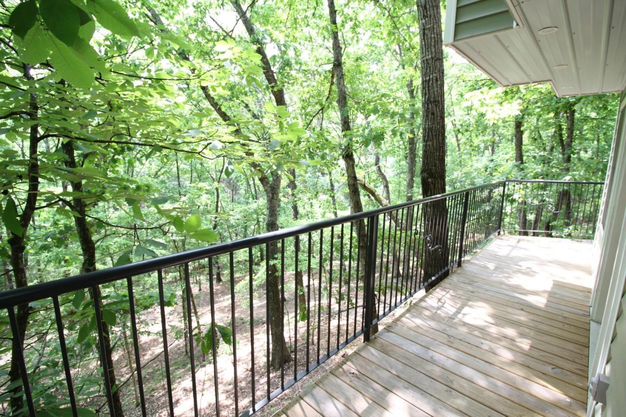 הוילה בראנסון Secluded Treehouse In The Woods - Tree Hugger Hideaway מראה חיצוני תמונה